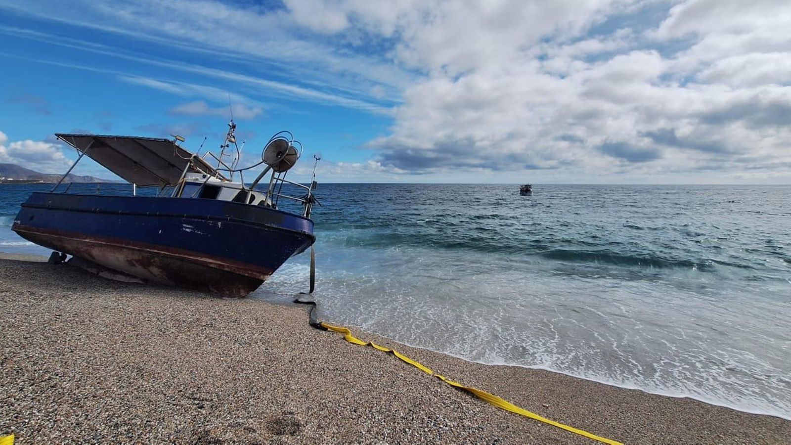 Un pesquero empleado para transportar inmigrantes varado en la playa de los Muertos
