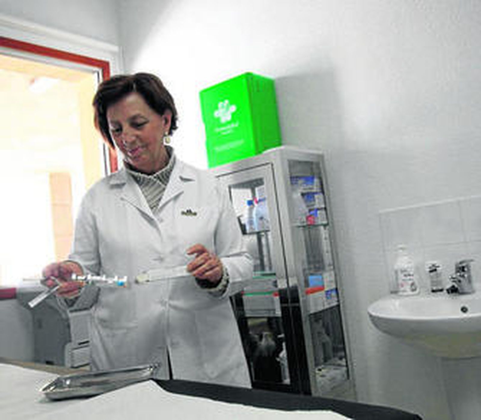 Preparación de una dosis en un Centro de Vacunación Internacional.