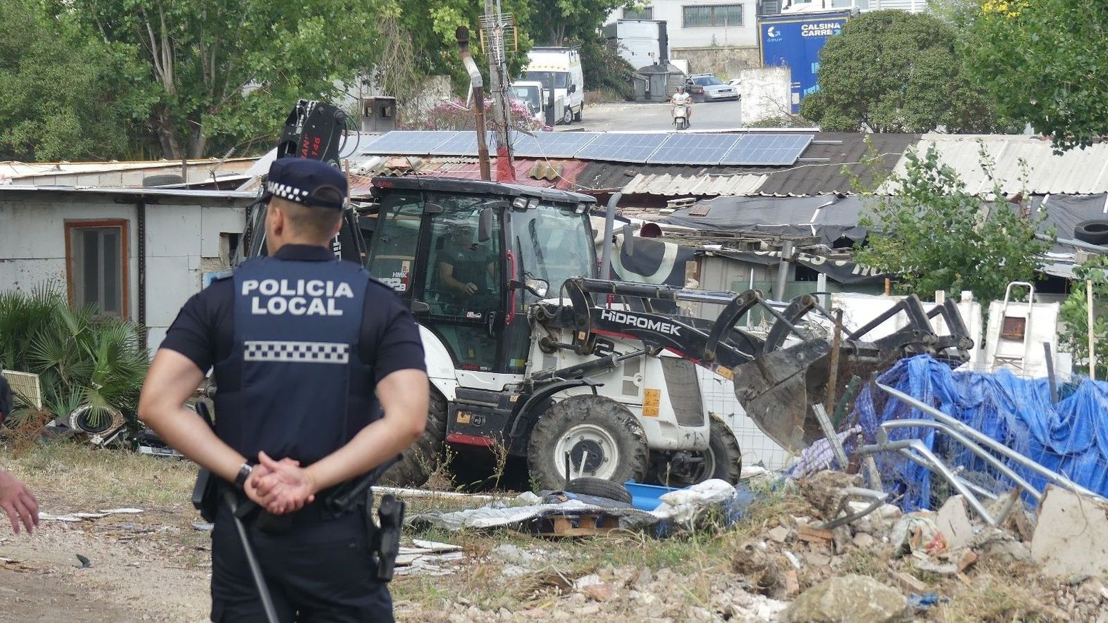 Un policía local de Algeciras, en la intervención de este martes en el asentamiento ilegal de Los Pastores.