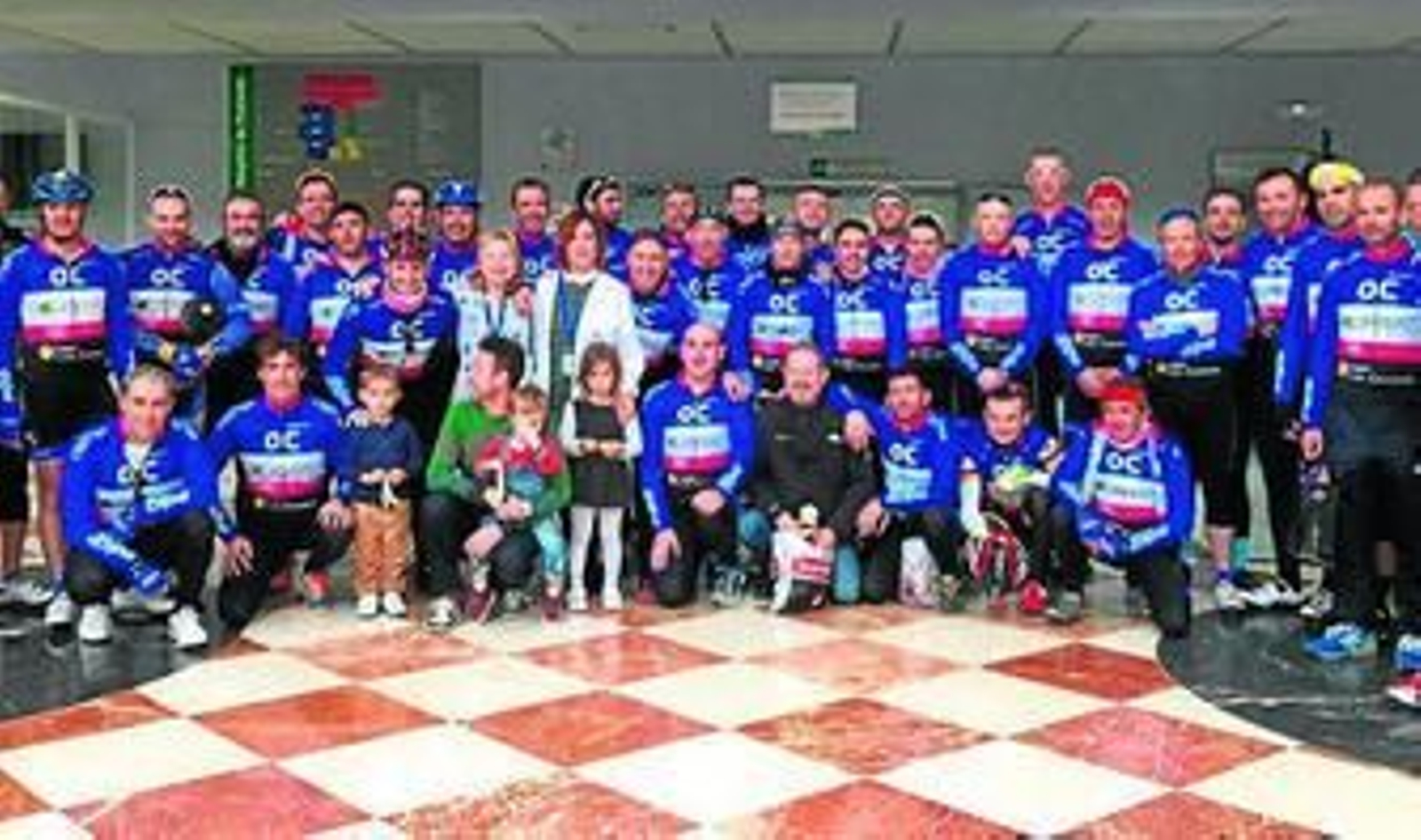 Foto de familia de los miembros del Biciclub Ejido en el hospital.