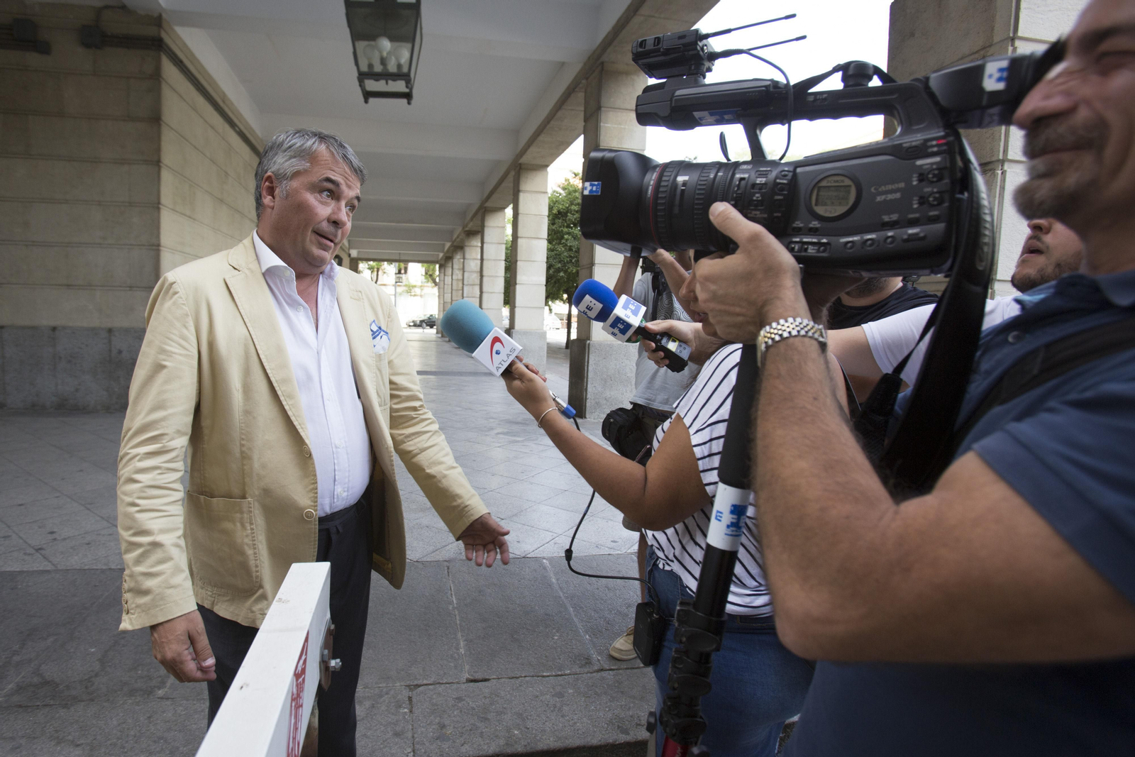 Ángel Martinez, abogado de La Manada, compareciendo ante los medios Ángel Martinez, abogado de La Manada, compareciendo ante los medios