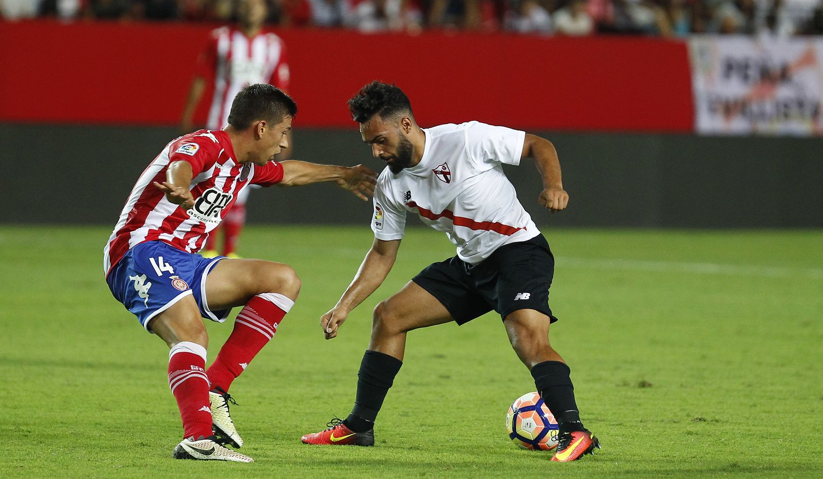 Ivi encara a un rival ante el Girona.