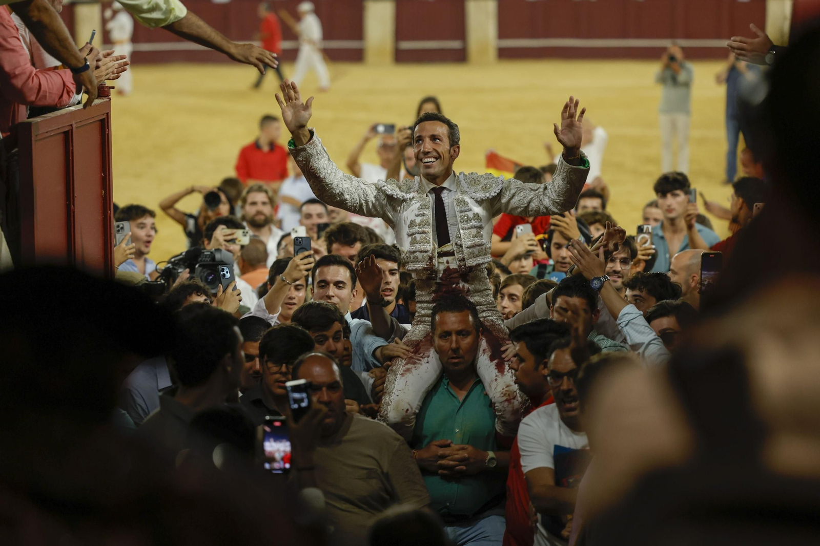 David de Miranda saliendo a hombros en la Feria de Málaga.