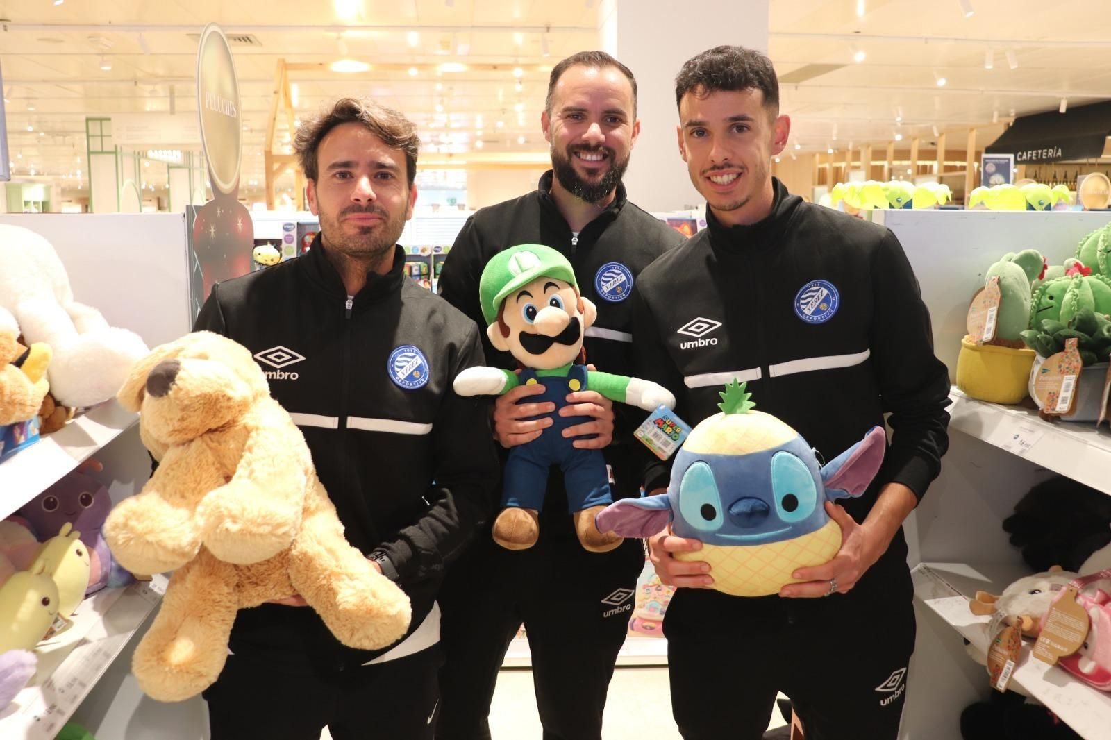 El Xerez DFC entrega regalos a los niños ingresados en el Hospital de Jerez