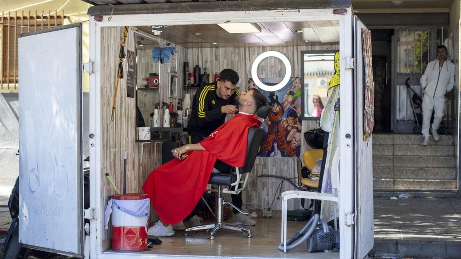 Una barbería en el centro del barrio.