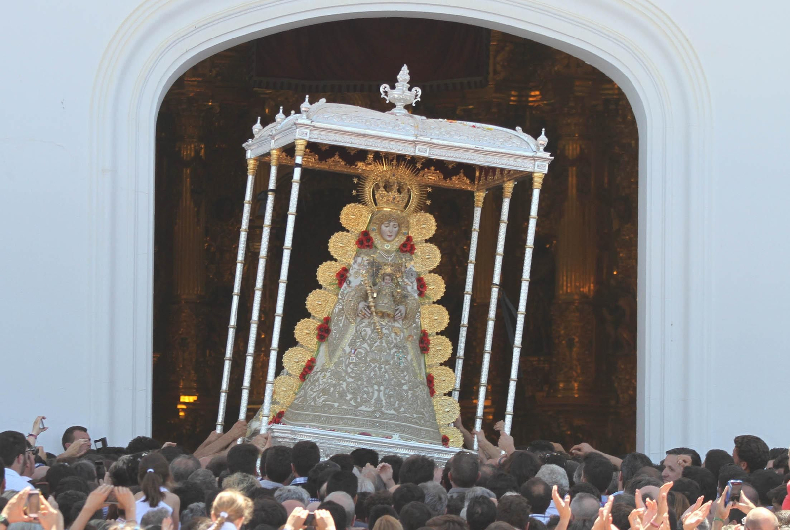 El paso de la Blanca Paloma tras llegar a la puerta de su santuario y despedirse de los rocieros bajo la concha peregrina.