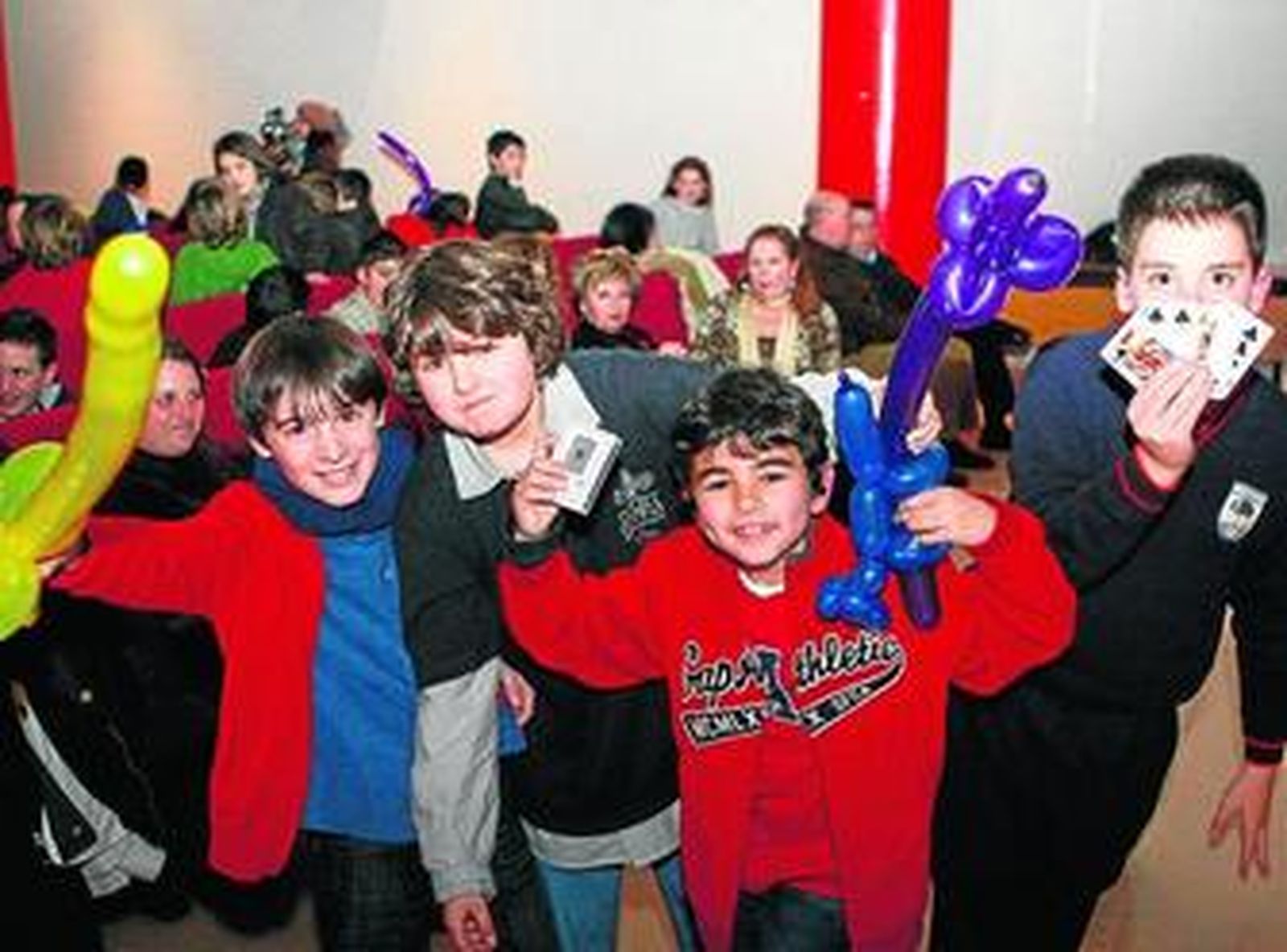 Algunos de los pequeños muestran sus trabajos de globoflexia.