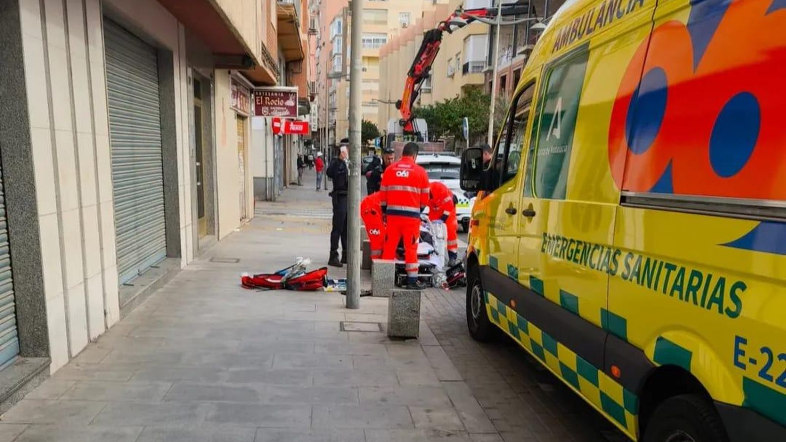 Despliegue de efectivos médicos y policiales en la calle Murcia