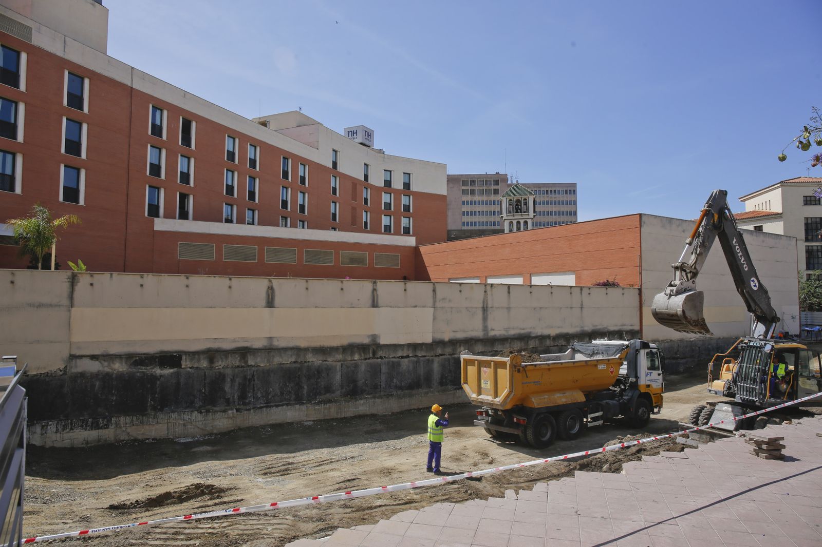 Trabajadores, ayer, en la parcela contigua al establecimiento.