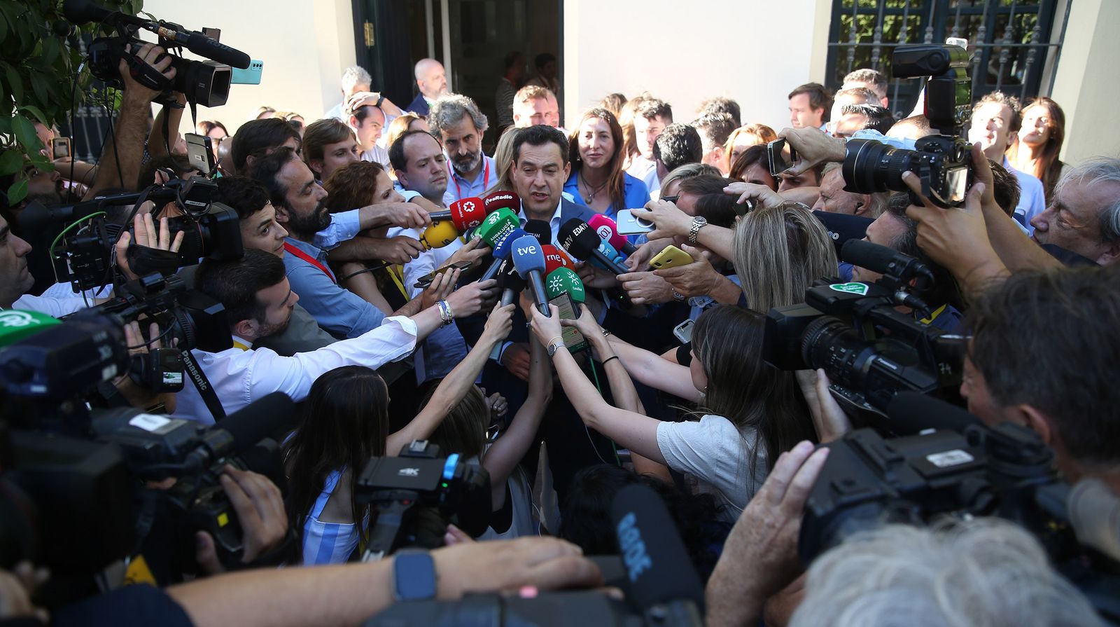 El triunfo de Juanma Moreno, en imágenes