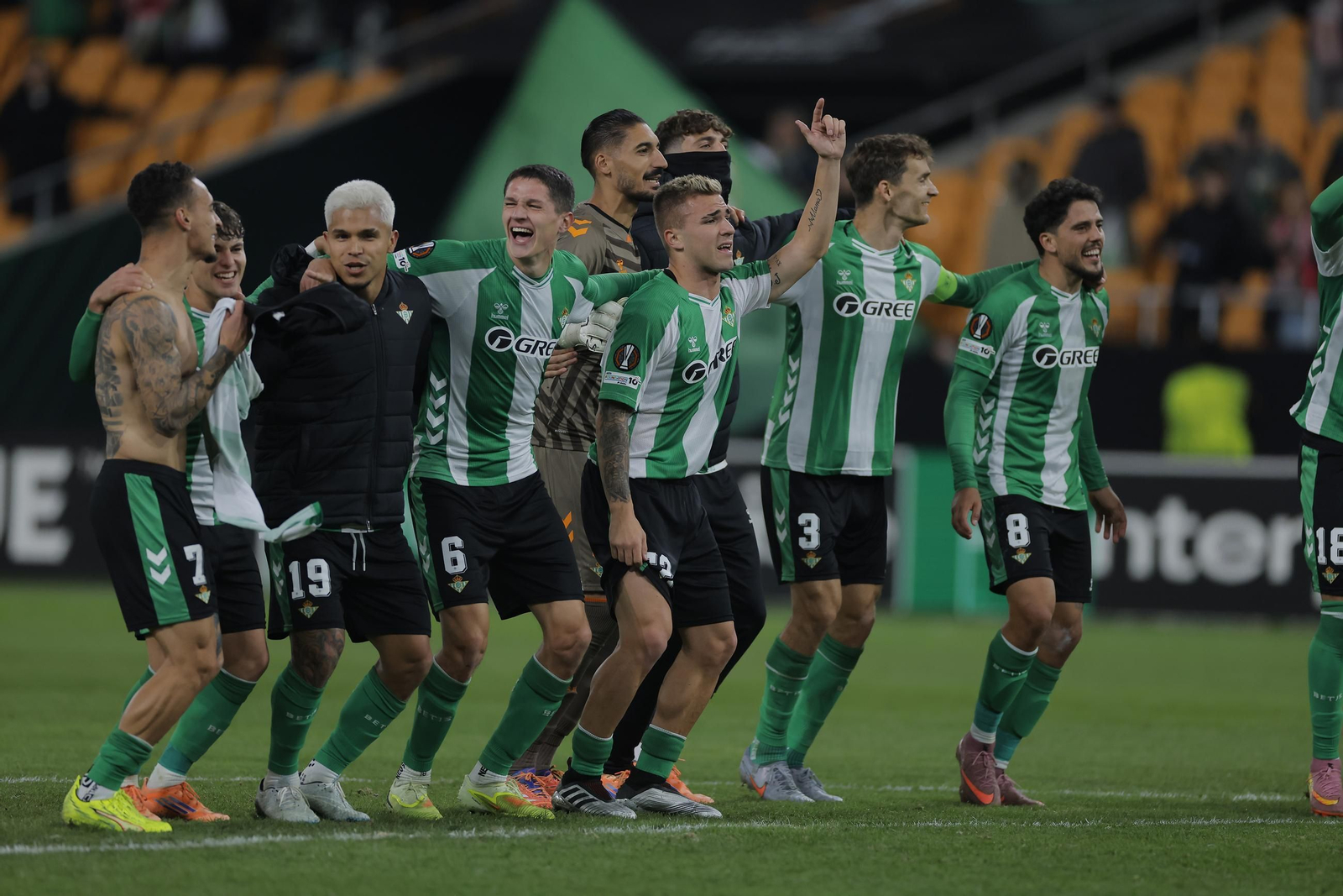 Los futbolistas del Betis festejan el triunfo con sus aficionados con Fornals a la derecha.