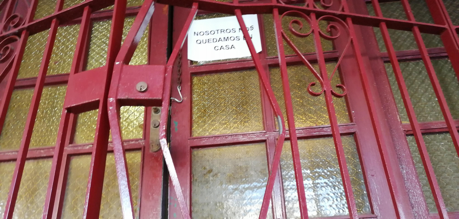 Puerta forzada del Bar El Sitio, en la Plaza de la Iglesia en Puerto Real