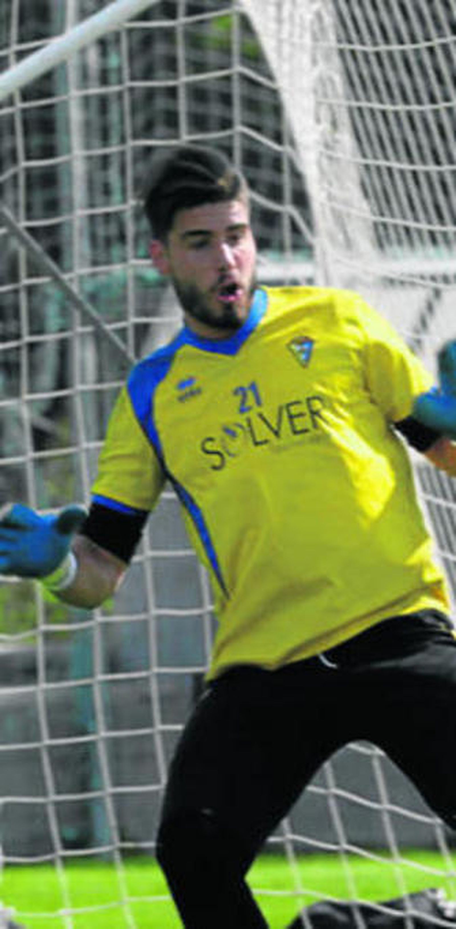 Ricky Alonso (i) hace las maletas y el gaditano Guille Lara, de 19 años, podría desembarcar en el Carranza.