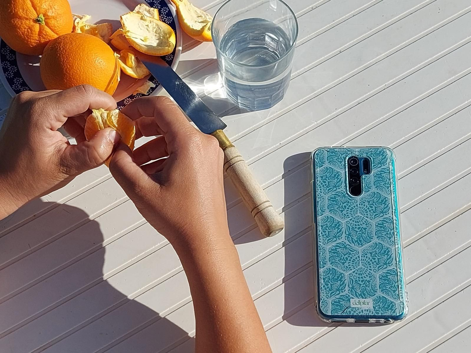 Funda de teléfono móvil creada por Dellpilar e inspirada en los suelos Gaudí de la capital.