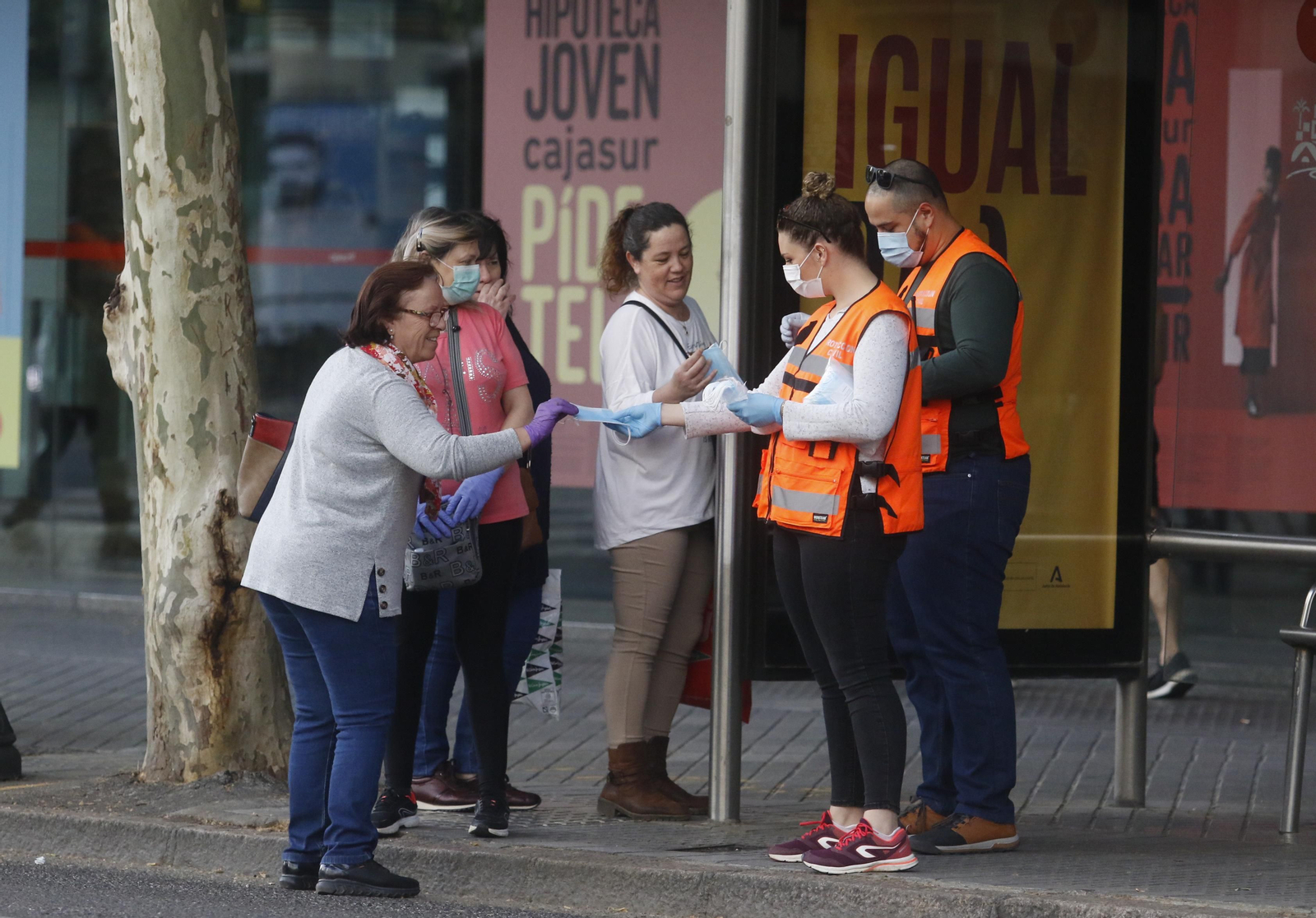Reparto de mascarillas en la ciudad.