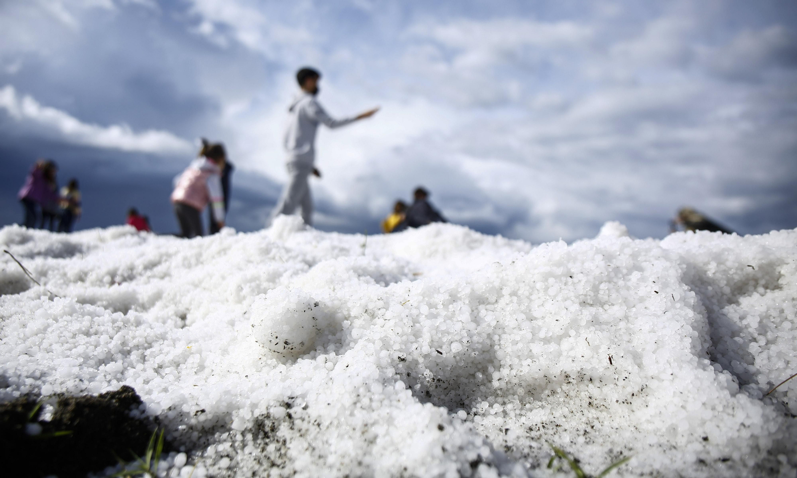 La granizada en la playa de Benajarafe, en fotos