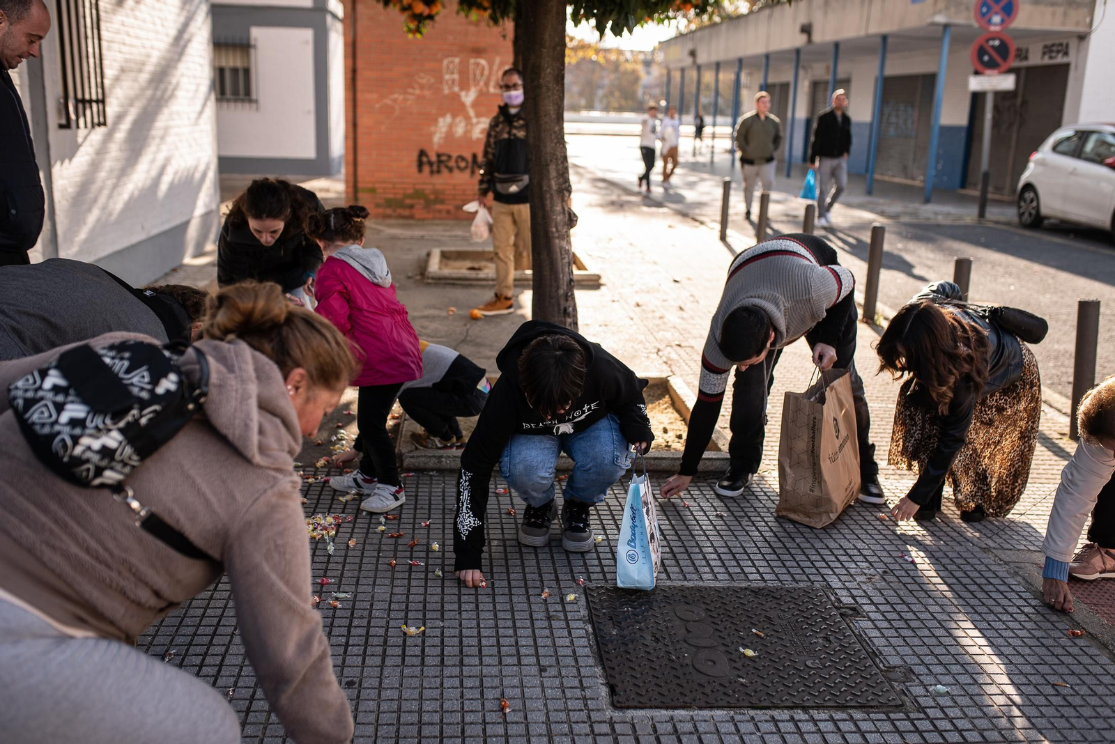 Los Reyes Magos traen la ilusión a los barrios de Huelva, en imágenes