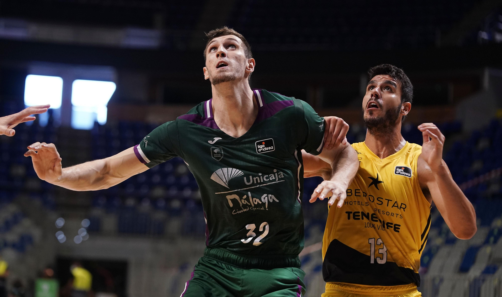 Rubén Guerrero lucha por un rebote.