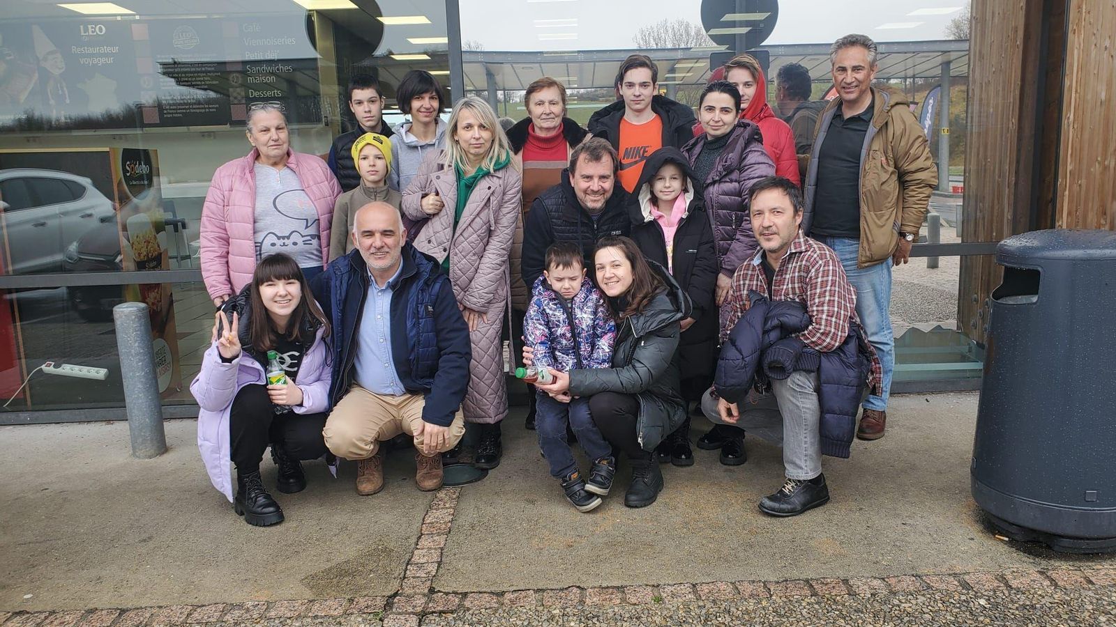 Parada en un área de descanso con parte de las familias. Ya quedaba poco para llegar a España.