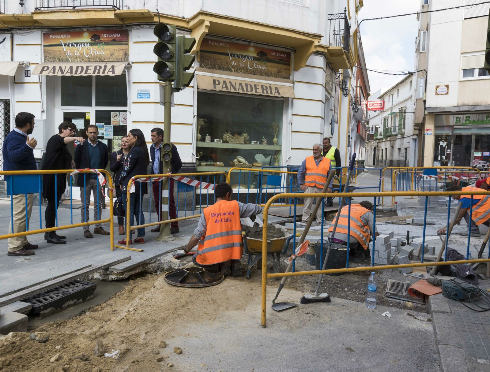 Un momento de la visita del alcalde a las obras que se están ejecutando en la zona.