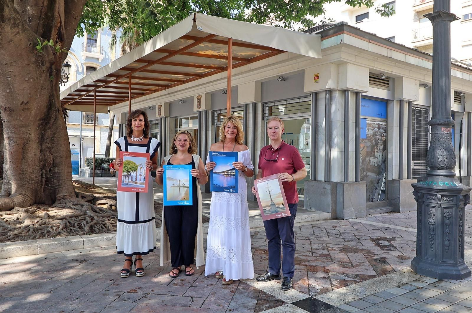 Marilo Ponce, Pastora Giménez, Pilar Miranda y Alfonso Castro ante la Concejalía de Turismo.