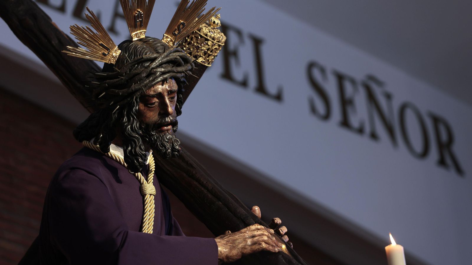 El Gran Poder en el altar mayor de la parroquia de Los Pajaritos.