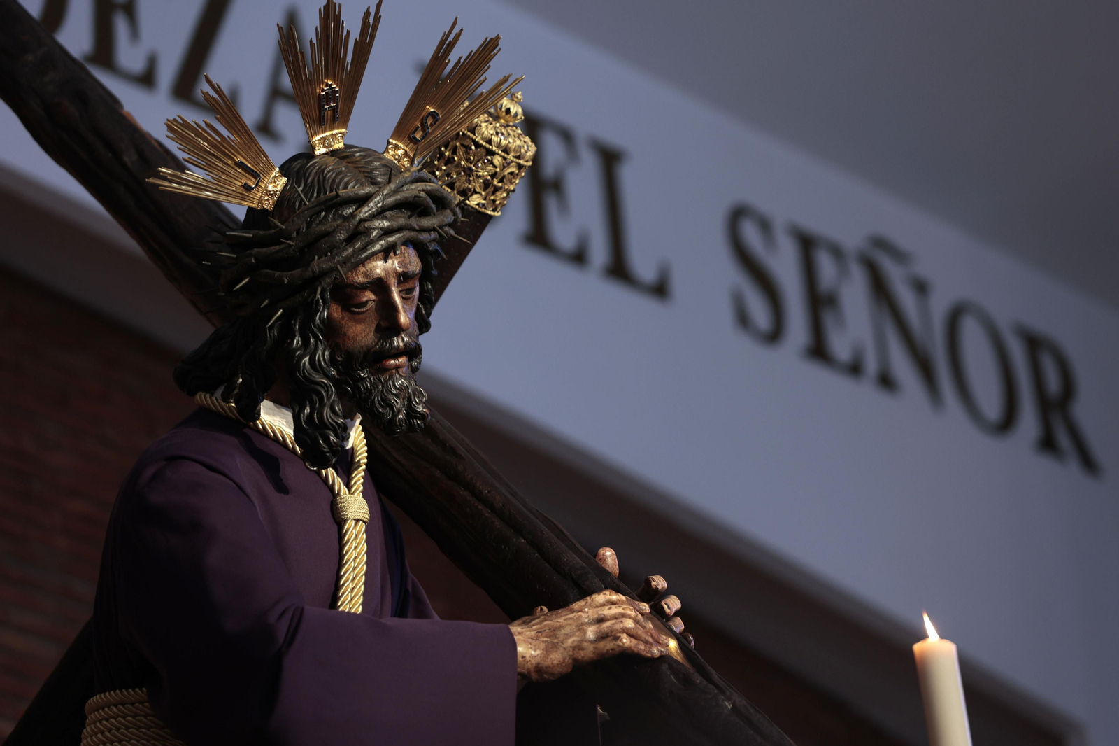 El Gran Poder en el altar mayor de la parroquia de Los Pajaritos.