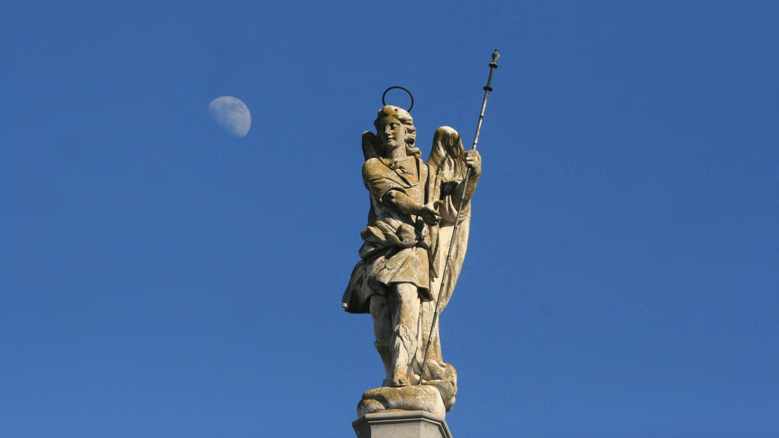 Imagen que corona el triunfo de San Rafael de la Puerta del Puente. Imagen que corona el triunfo de San Rafael de la Puerta del Puente.