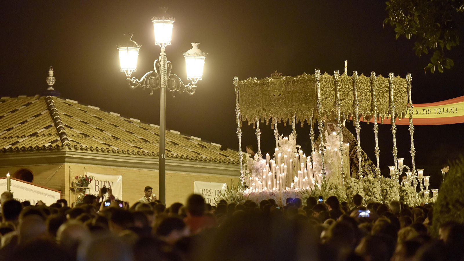 El regreso de la Esperanza de Triana, en imágenes