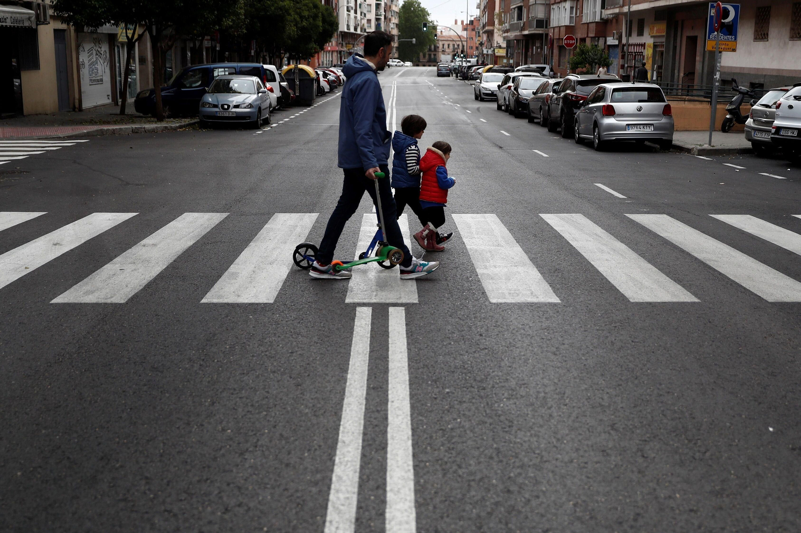 ¿Pueden salir los dos padres con los niños en la Fase 1?