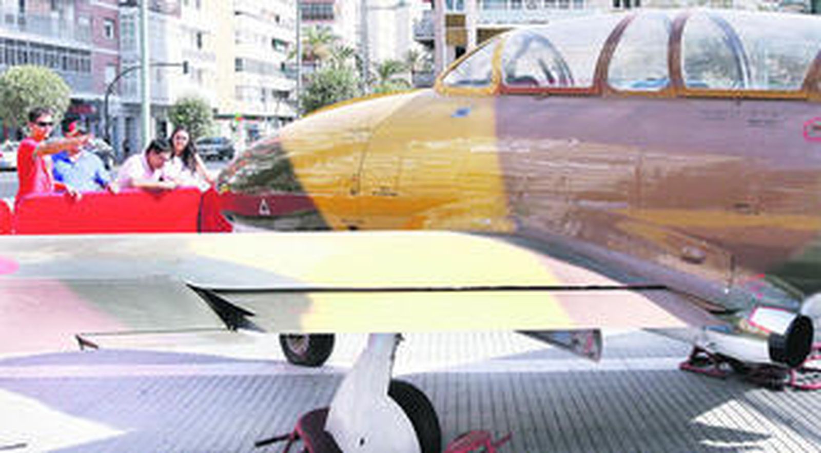 Uno de los aviones que se exponen estos días en la glorieta Ingeniero La Cierva.