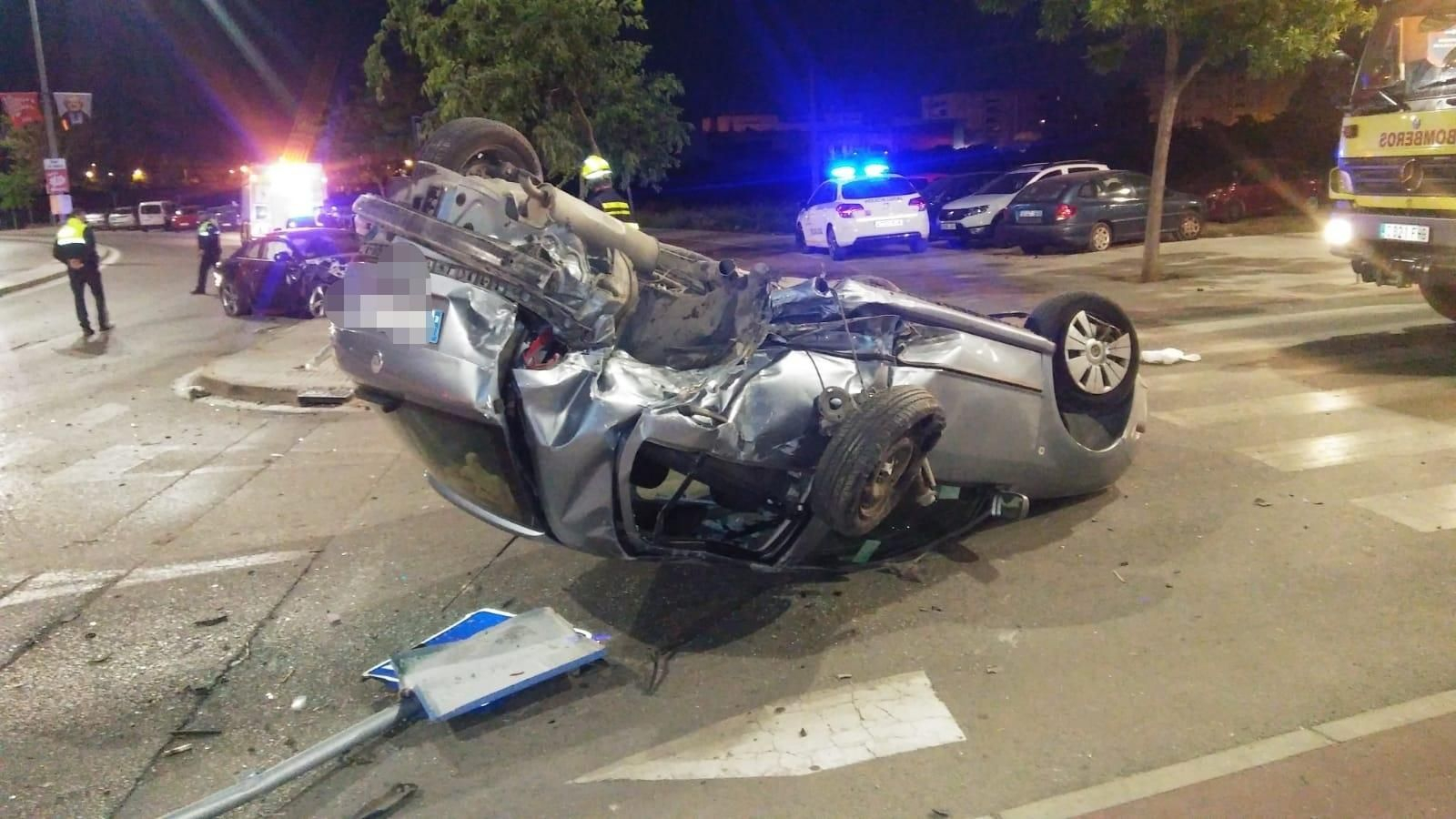 Uno de los vehículos quedó volcado en la carretera por el impacto.