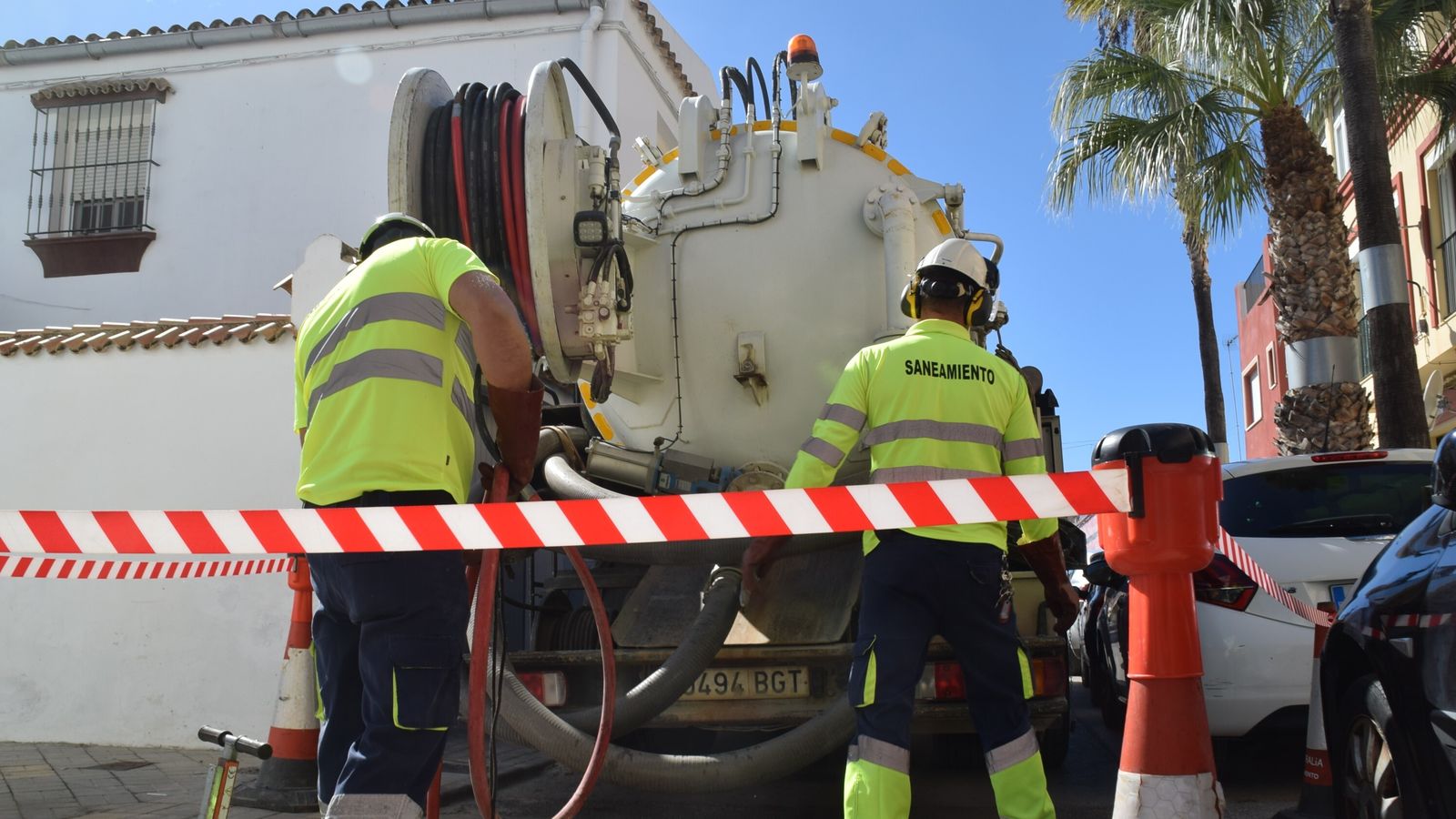 Operarios de los servicios de alcantarillado trabajando en el mantenimiento de las redes.