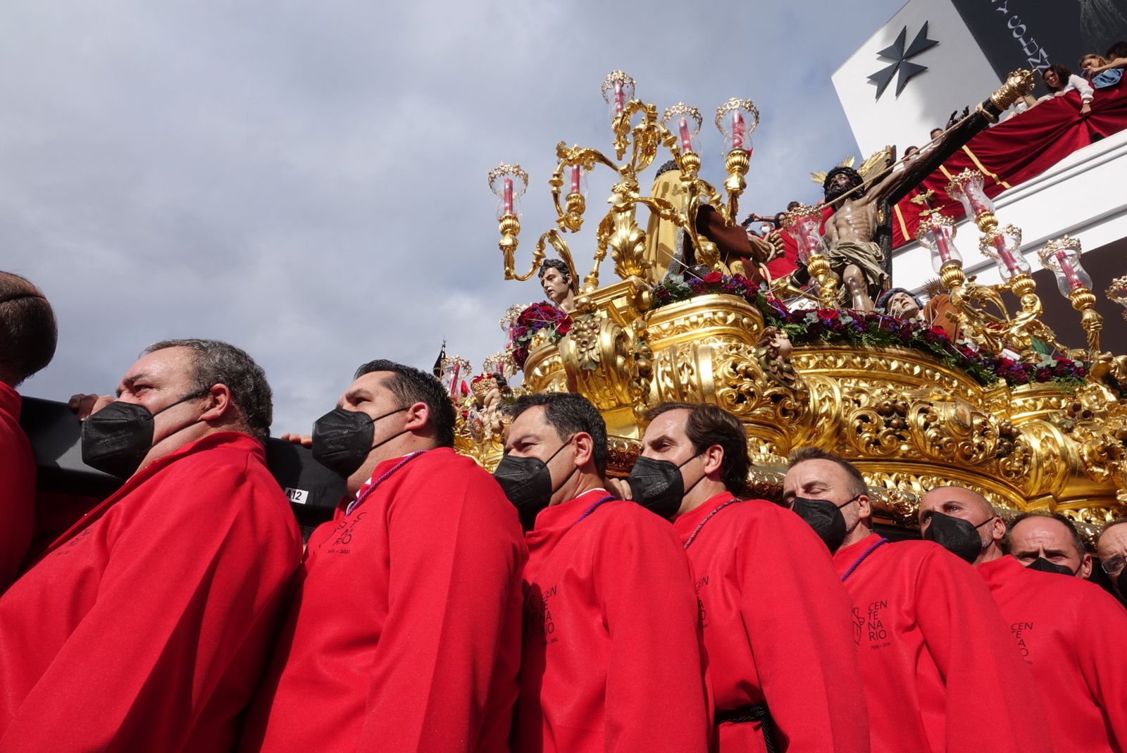 Juanma Moreno, el pasado octubre, portando el Cristo de la Exaltación en una procesión extraordinaria.