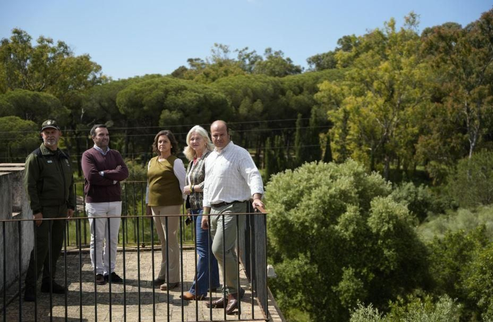 Una imagen de la consejera y otras autoridades durante la visita.