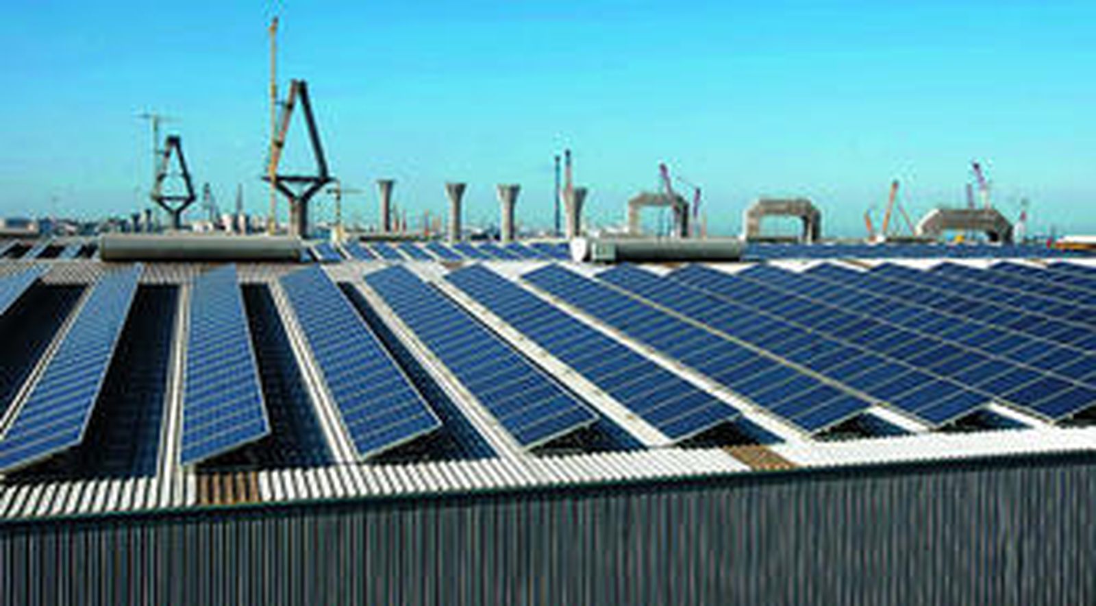 La planta inaugurada ayer se encuentra en las cubiertas de las naves de Seporsur y ocupa una superficie de 32.000 metros cuadrados con 7.000 módulos.