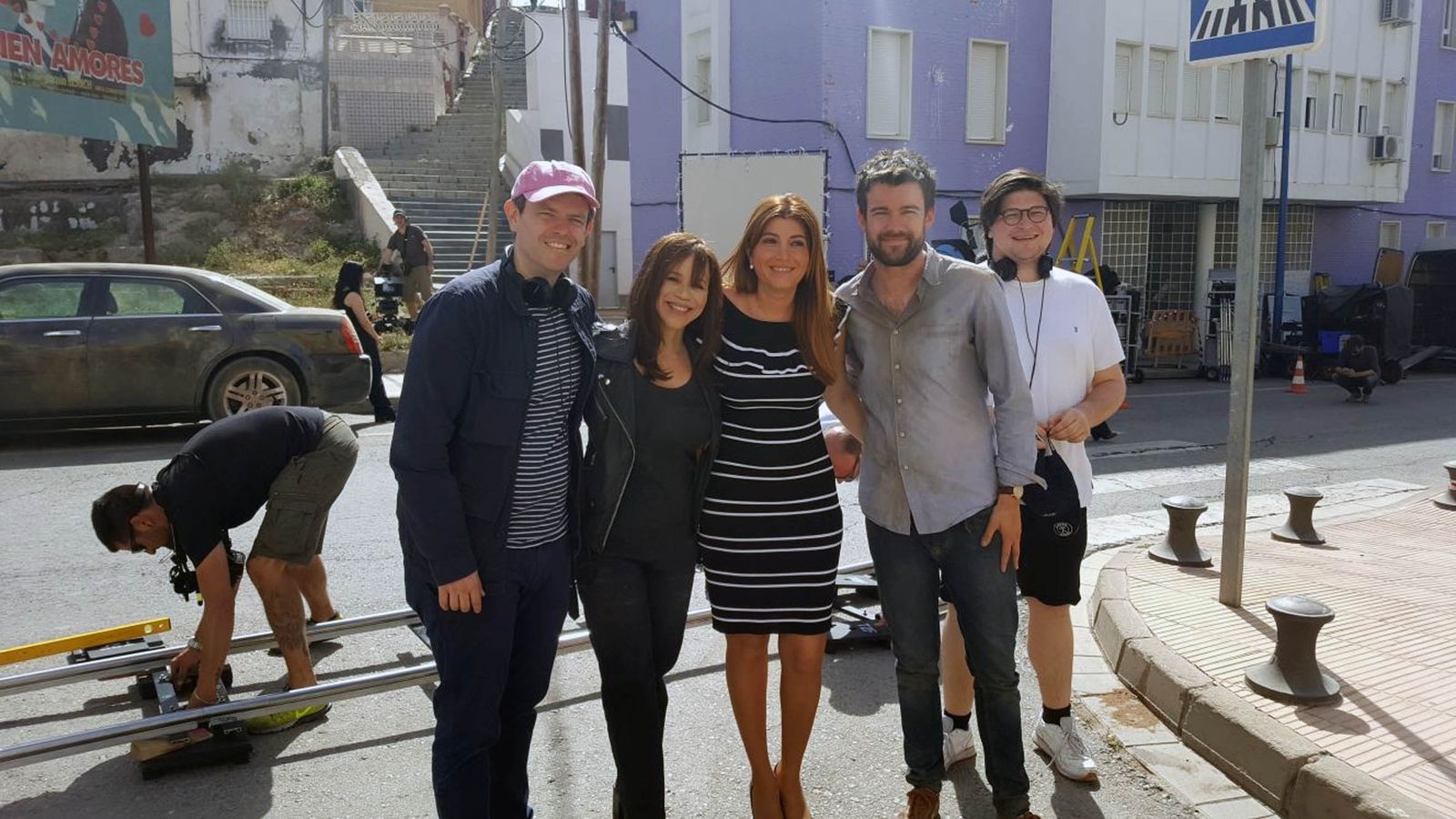 Carolina Lafita con el director y los protagonistas de la serie ayer durante el rodaje en Pescadería.