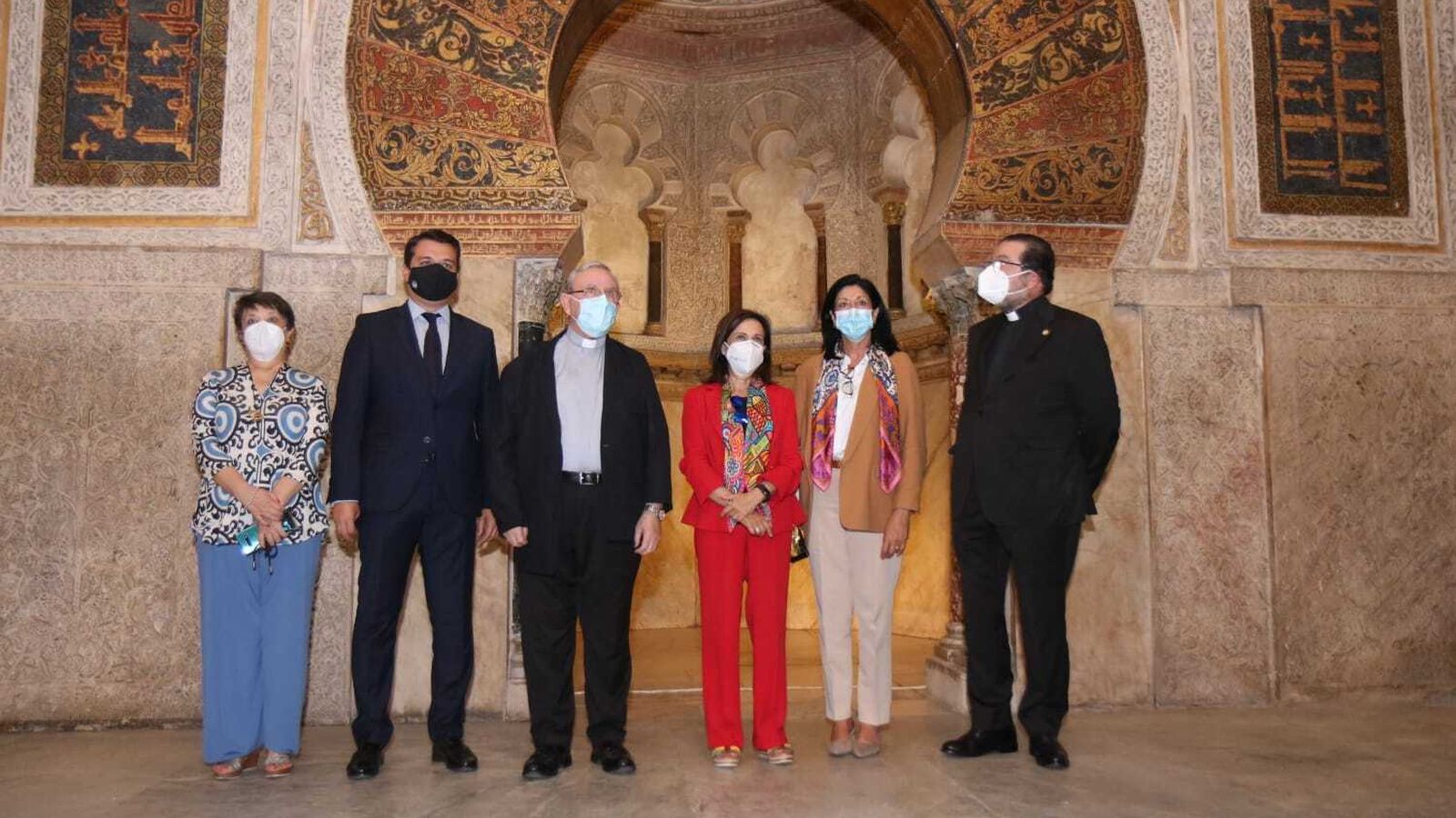 La ministra, junto a otras autoridades, ante el Mihrab de la Mezquita-Catedral.