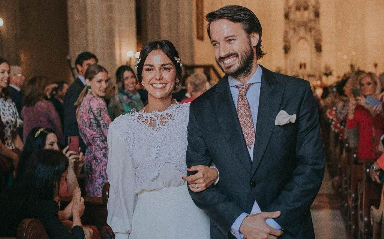 Luis Javier Ordás de Villota y Paula Espinel Lara, tras finalizar la ceremonia religiosa.