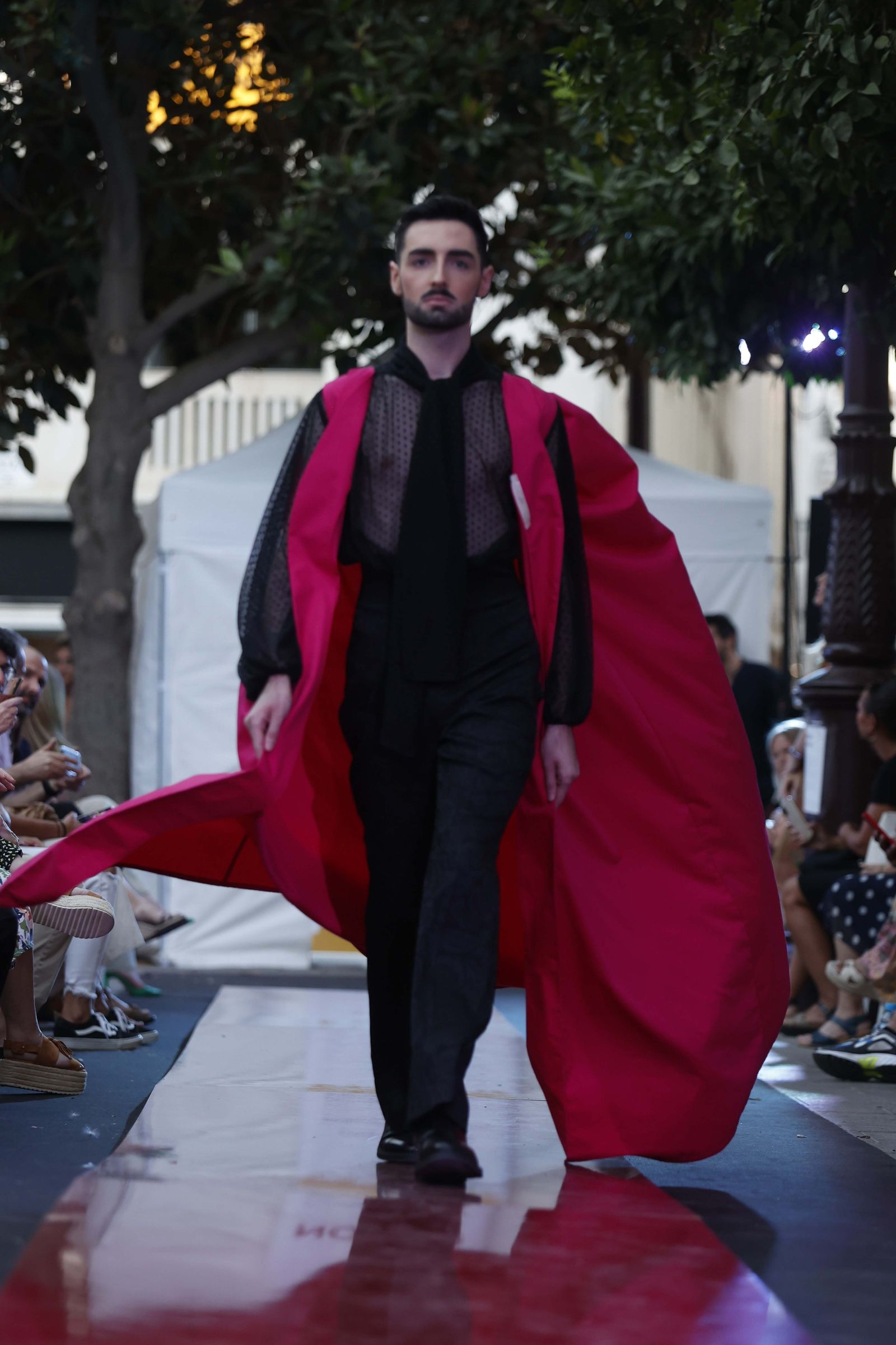 Las imágenes del Desfile de Jóvenes Diseñadores en la Plaza de la Magdalena