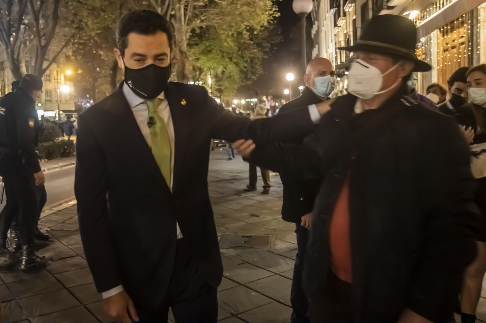 Así ha grabado Juanma Moreno su discurso de fin de año en una taberna de Granada