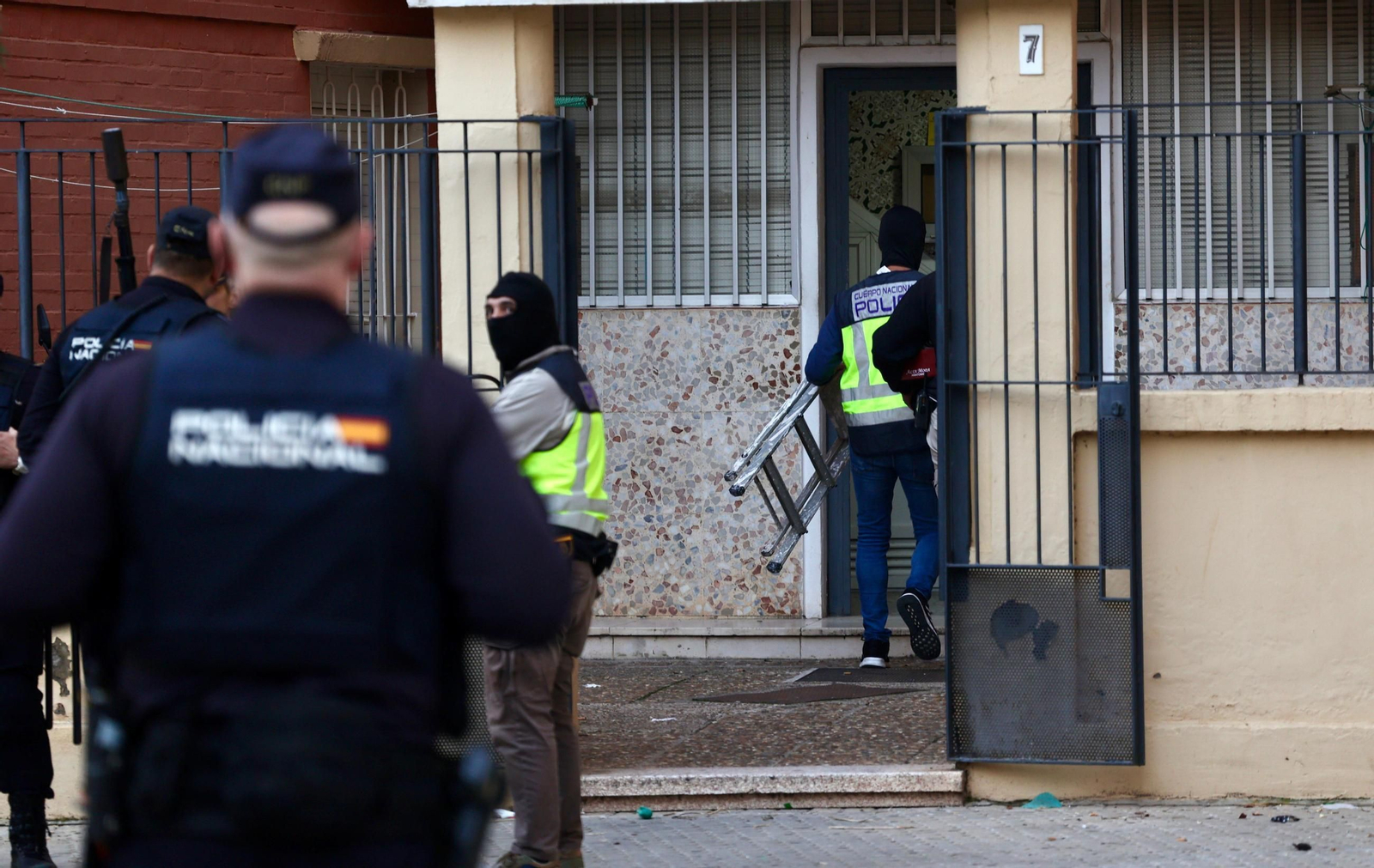 Policías nacionales desplegados este martes en Madre de Dios.