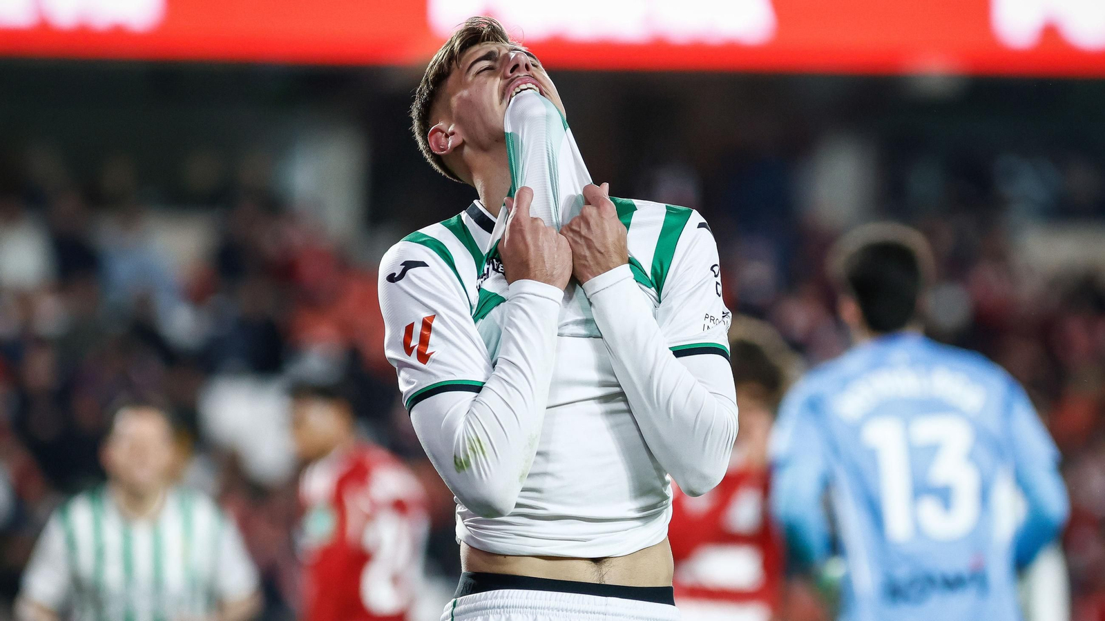 Dani Requena se lamenta tras fallar una ocasión en el Granada CF - Córdoba CF.