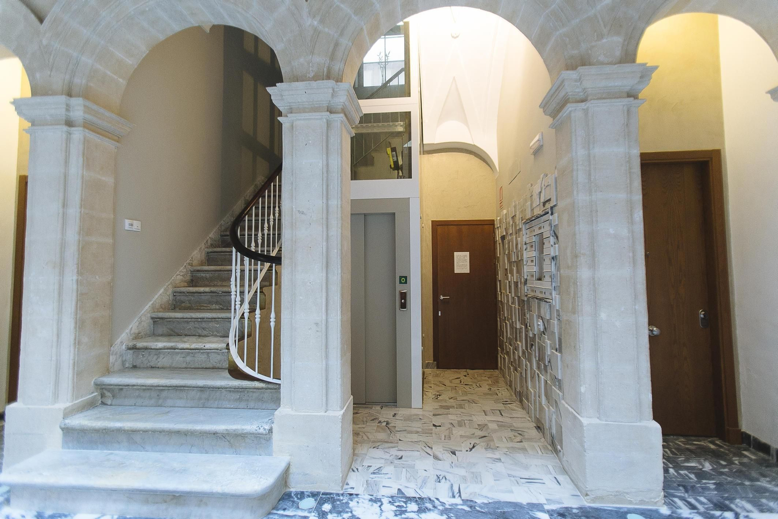 Un ascensor nuevo instalado en una finca rehabilitada en intramuros.