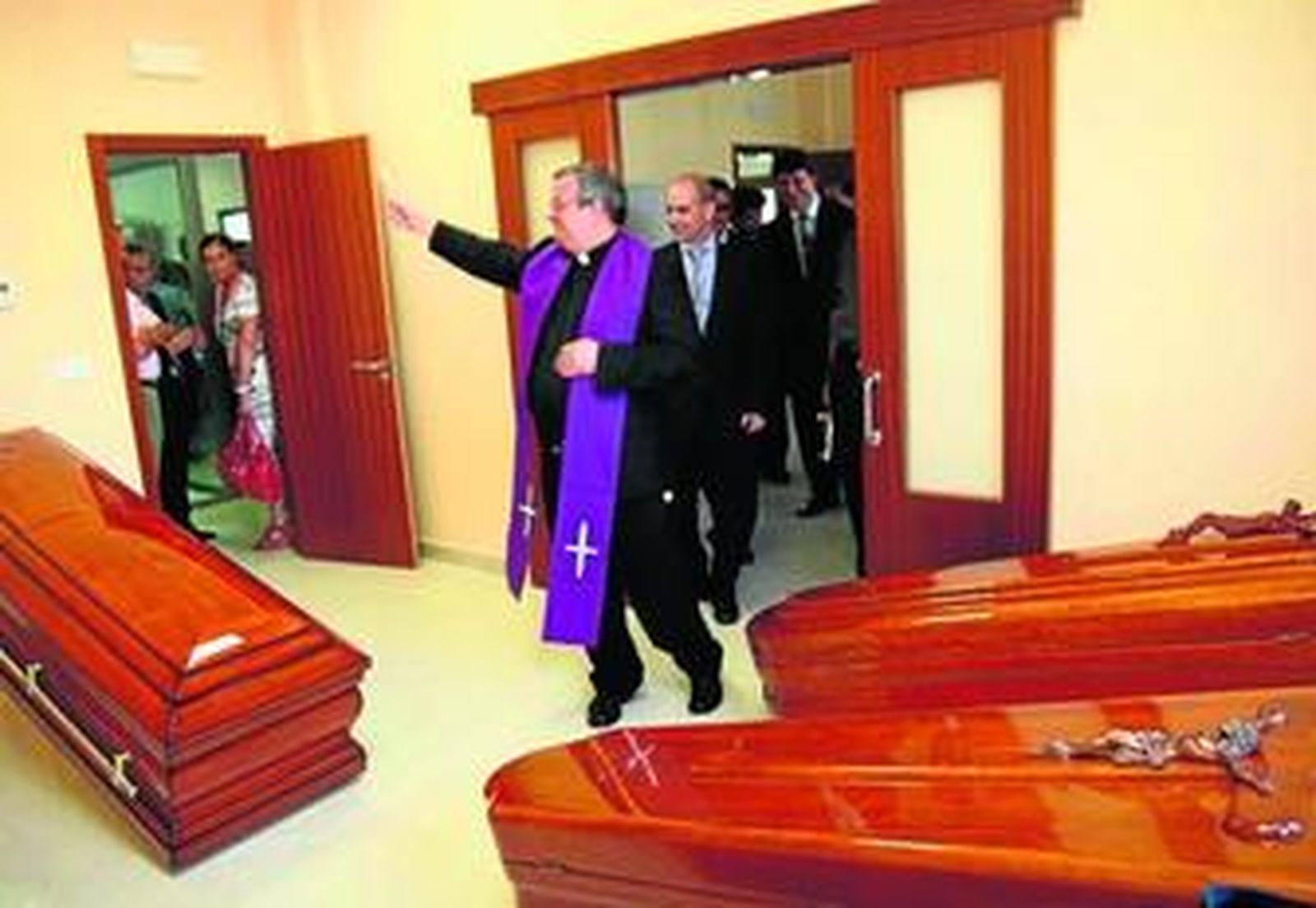 El alcalde Enrique Moresco, en el momento de cortar la cinta que inaugura oficialmente el tanatorio.