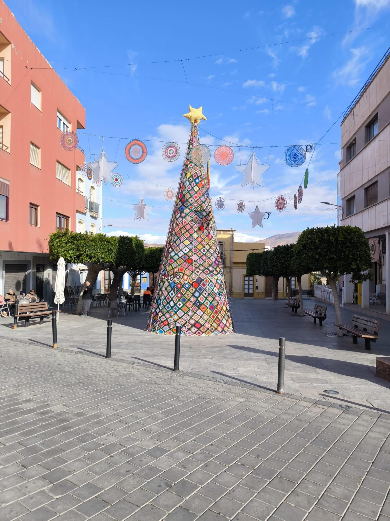 El árbol de ganchillo se ubica en la Plaza de la Constitución