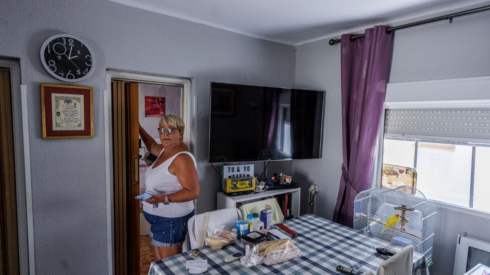 Una vecina muestra las grietas que tiene en su dormitorio.