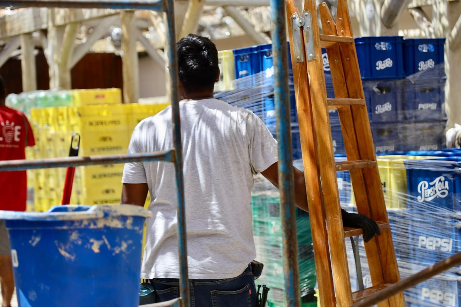 Los últimos preparativos para la Feria de Málaga, en imágenes.