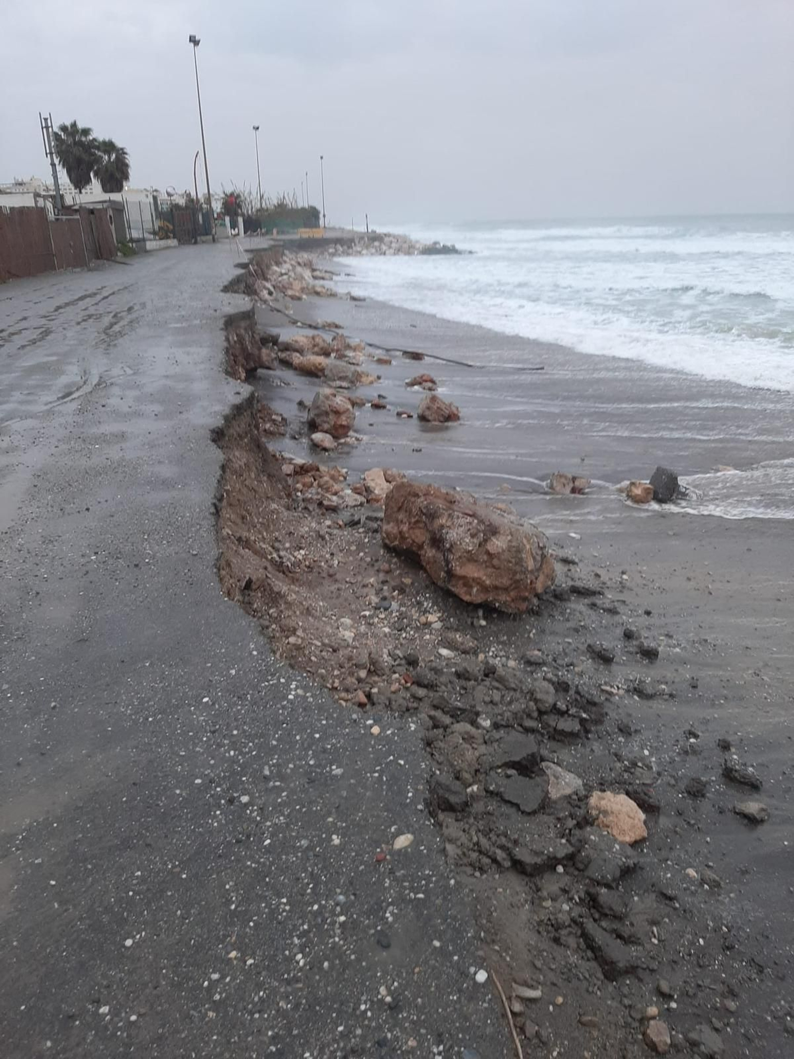 Los destrozos del temporal en las playas de la Axarquía, en fotos