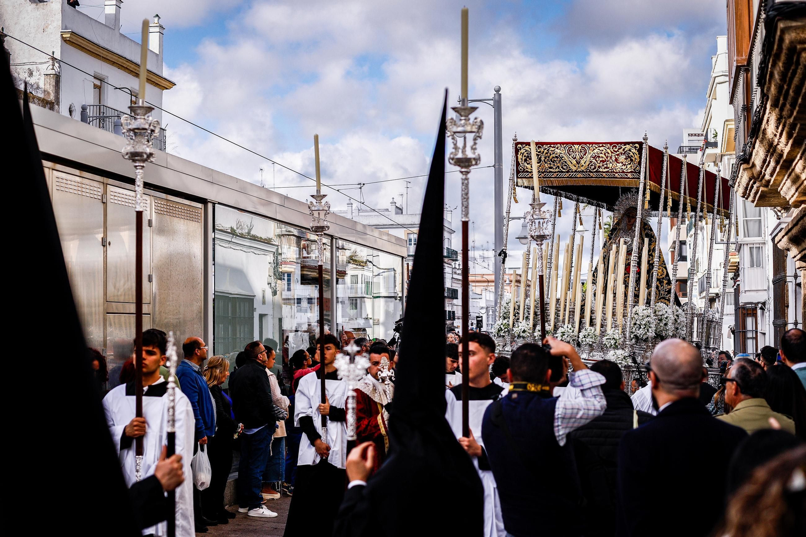 Imágenes de la salida de Desamparados en la Semana Santa de San Fernando 2025